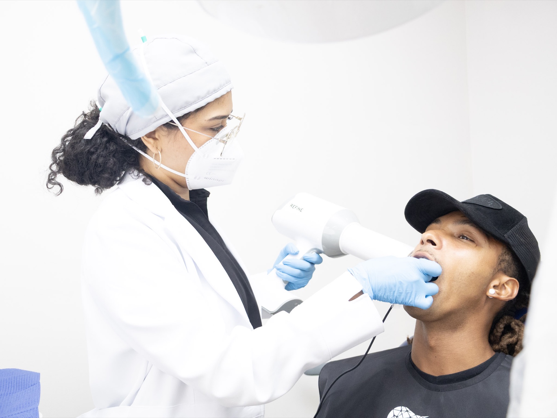 Dra. Forbes realizando un escaneo oral digital a un paciente